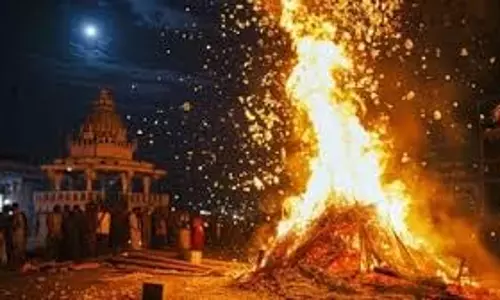 Holika Dahan: होलिका दहन में राशि के अनुसार दें आहुति, ग्रहों को करें अनुकूल