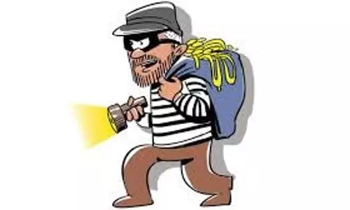 Shahdol : ज्वेलरी दुकान का शटर तोड़ लाखों का माल ले उड़े चोर,क्षेत्र में दहशत Shahdol : ज्वेलरी दुकान का शटर तोड़ लाखों का माल ले उड़े चोर,क्षेत्र में दहशत