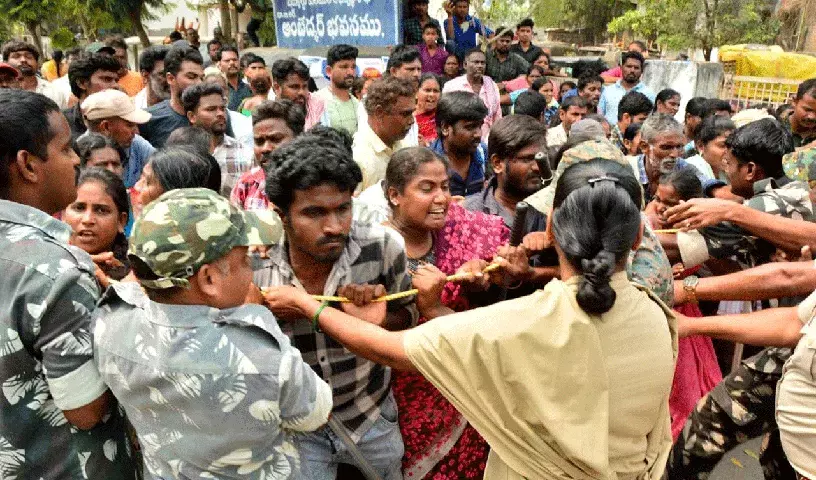 Khammam में तनाव, वेलुगुमटला से विस्थापित परिवारों ने खम्मम में विरोध प्रदर्शन किया