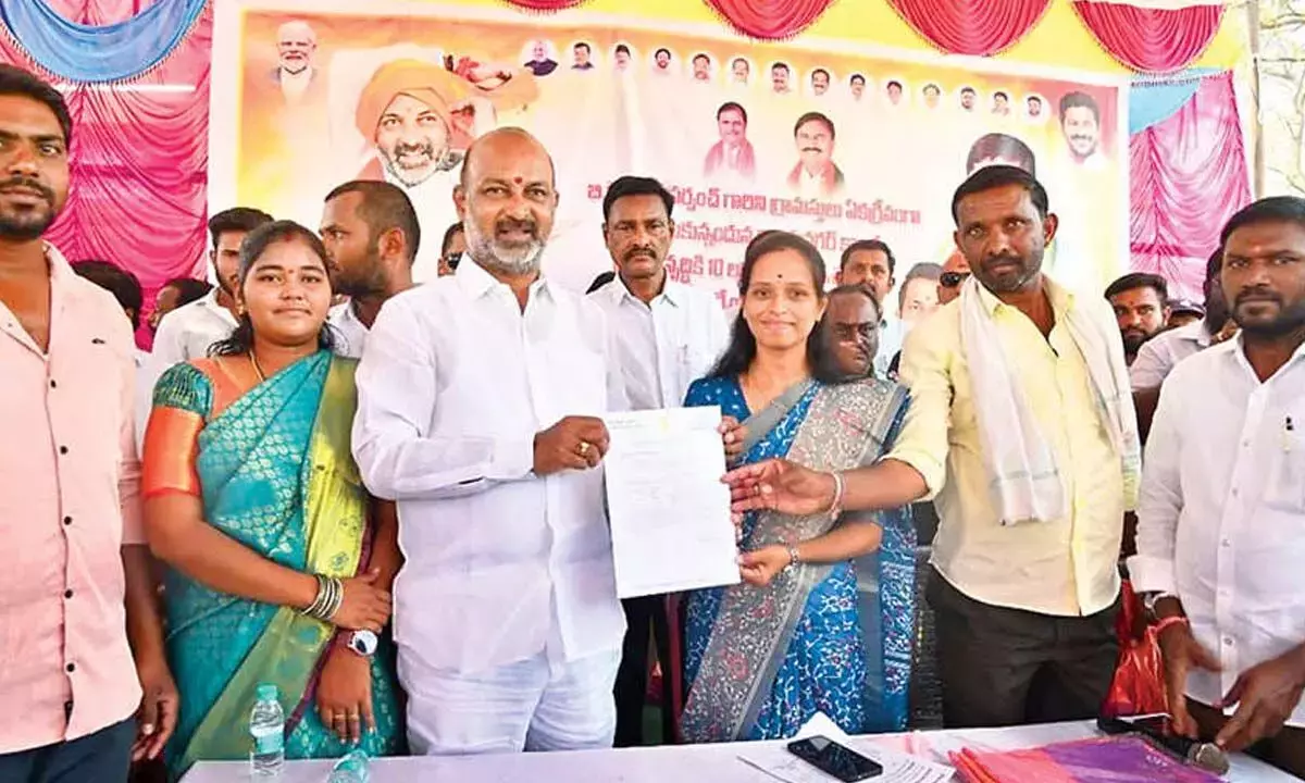 Telangana: बांदी ने करीमनगर की दो ग्राम पंचायतों को 10 लाख रुपये की प्रोत्साहन राशि जारी की