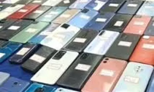 Ujjain:होली से पहले पुलिस की बड़ी सौगात, लौटाए गुम हुए 406 मोबाइल Ujjain:होली से पहले पुलिस की बड़ी सौगात, लौटाए गुम हुए 406 मोबाइल