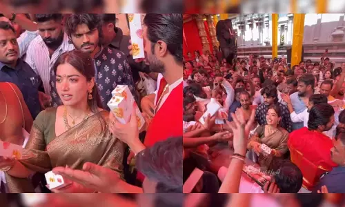Vijay Deverakonda और Rashmika Mandanna ने टीटीडी मंदिर में पूजा की, मिठाई बांटी, वीडियो वायरल