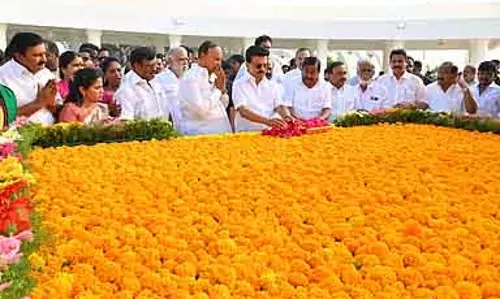 CM का जन्मदिन: नेताओं के स्मारकों पर सम्मान CM का जन्मदिन: नेताओं के स्मारकों पर सम्मान
