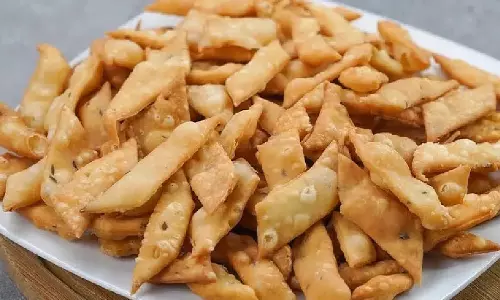 crunchy Namak Para :होली को बनाएं और भी स्पेशल, घर पर तैयार करें खस्ता और कुरकुरे नमक पारे