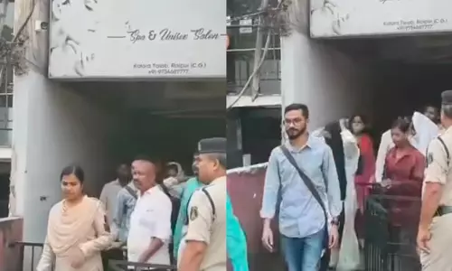 कटोरा तालाब इलाके के कॉम्प्लेक्स में हंगामा, धर्मांतरण रैकेट चलाने का आरोप कटोरा तालाब इलाके के कॉम्प्लेक्स में हंगामा, धर्मांतरण रैकेट चलाने का आरोप