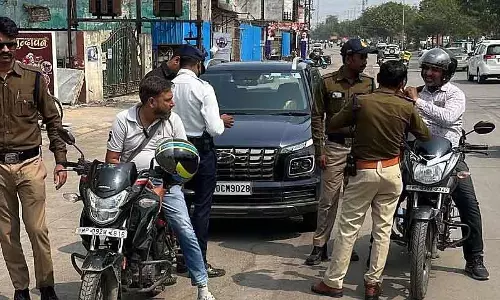 Indore : अवैध पार्किंग के खिलाफ़ अभियान में 1,300 गाड़ियों पर जुर्माना लगाया गया