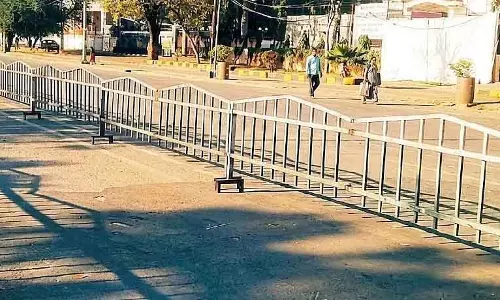 Indore : आईएमसी ने BRTS कॉरिडोर पर ट्रैफिक को रेगुलेट करने के लिए मेकशिफ्ट डिवाइडर लगाए Indore : आईएमसी ने BRTS कॉरिडोर पर ट्रैफिक को रेगुलेट करने के लिए मेकशिफ्ट डिवाइडर लगाए