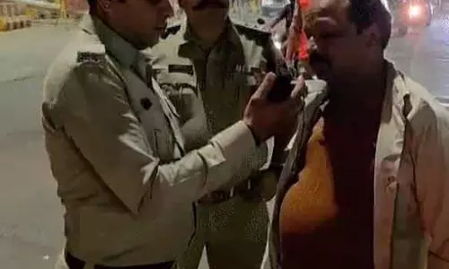Indore : नशे में धुत बस ड्राइवर ने यात्रियों को खतरे में डाला, गाड़ी ज़ब्त Indore : नशे में धुत बस ड्राइवर ने यात्रियों को खतरे में डाला, गाड़ी ज़ब्त