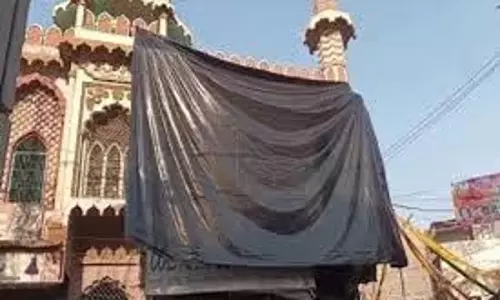 Aligarh  : होली से पहले  मस्जिद को त्रिपाल से ढका गया