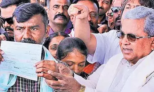 Shivamogga : सीएम ने मारे गए लड़के संकेत के परिवार को 15 लाख का मुआवजा दिया Shivamogga : सीएम ने मारे गए लड़के संकेत के परिवार को 15 लाख का मुआवजा दिया
