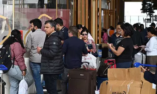 Iran-Israel war : बेंगलुरु में 40 से ज़्यादा फ़्लाइट्स कैंसिल, यात्री परेशान Iran-Israel war : बेंगलुरु में 40 से ज़्यादा फ़्लाइट्स कैंसिल, यात्री परेशान