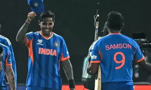 T20 World Cup 2026: सूर्य कुमार यादव ने सिर झुकाकर संजू सैमसन को बधाई दी T20 World Cup 2026: सूर्य कुमार यादव ने सिर झुकाकर संजू सैमसन को बधाई दी