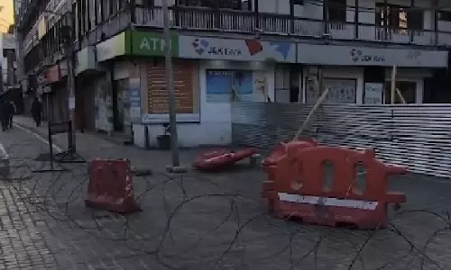 Kashmir में कानून-व्यवस्था बनाए रखने के लिए पाबंदियां लगाई गईं; स्कूल, कॉलेज बंद