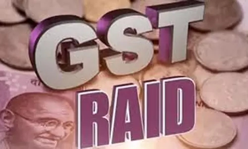 Agra: गुटखा कारोबारी के गोदाम पर GST team ने मारा छापा Agra: गुटखा कारोबारी के गोदाम पर GST team ने मारा छापा