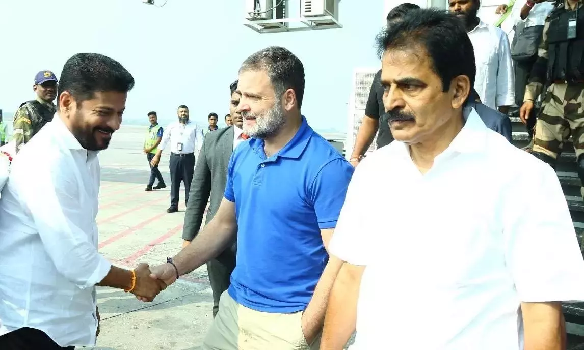 Rahul गांधी, वेणुगोपाल विकाराबाद में कांग्रेस मीटिंग के लिए हैदराबाद पहुंचे Rahul गांधी, वेणुगोपाल विकाराबाद में कांग्रेस मीटिंग के लिए हैदराबाद पहुंचे