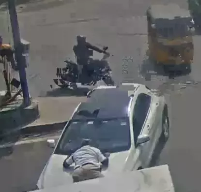 Telangana : नशे में धुत ड्राइवर ने पुलिसवाले को बोनट पर घसीटा Telangana : नशे में धुत ड्राइवर ने पुलिसवाले को बोनट पर घसीटा