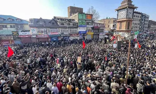 Iran के सुप्रीम लीडर अली खामेनेई की हत्या के विरोध में कश्मीर में पाबंदियां लगाई गई