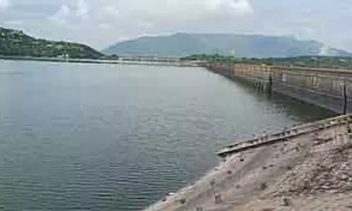 Tamil Nadu: मेट्टूर बांध में पानी का बहाव कम है Tamil Nadu: मेट्टूर बांध में पानी का बहाव कम है