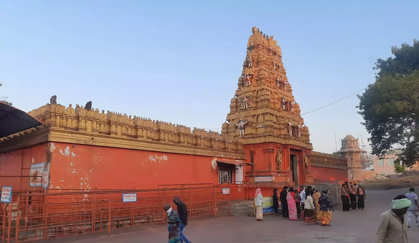 विवादों और पुजारियों के विरोध के बीच कोंडागट्टू Temple के ईओ का तबादला विवादों और पुजारियों के विरोध के बीच कोंडागट्टू Temple के ईओ का तबादला