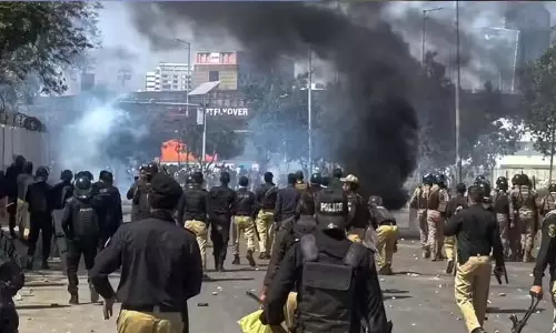 ईरान के सुप्रीम लीडर खामेनेई की मौत के बाद पाकिस्तान में भड़की हिंसा, 35 पाकिस्तानियों की मौत, जानें कैसे हैं हालात?