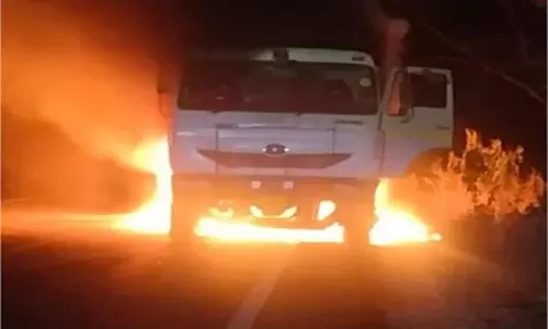Punjab: बीच सड़क चलते टिप्पर में लगी भीषण आग, धू-धू कर जला Punjab: बीच सड़क चलते टिप्पर में लगी भीषण आग, धू-धू कर जला