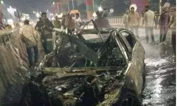 Telangana : एलबी नगर में वैन से टकराने के बाद कार में आग लग गई Telangana : एलबी नगर में वैन से टकराने के बाद कार में आग लग गई
