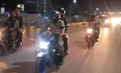 होली पर शहर में सुरक्षा मार्च, गलियों में बाइक से पेट्रोलिंग कर रही पुलिस