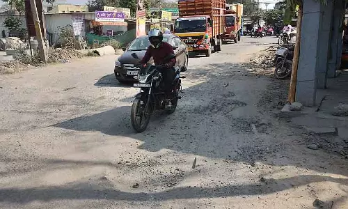 Bengaluru : टेकऑफ के बावजूद, एयरपोर्ट रोड का काम अभी पूरा नहीं हुआ है Bengaluru : टेकऑफ के बावजूद, एयरपोर्ट रोड का काम अभी पूरा नहीं हुआ है