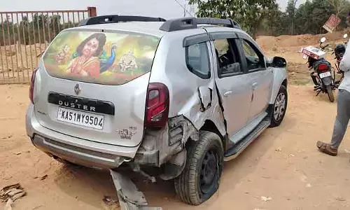 Karnataka : कार-मालगाड़ी की टक्कर, तीन लोग गंभीर रूप से घायल Karnataka : कार-मालगाड़ी की टक्कर, तीन लोग गंभीर रूप से घायल
