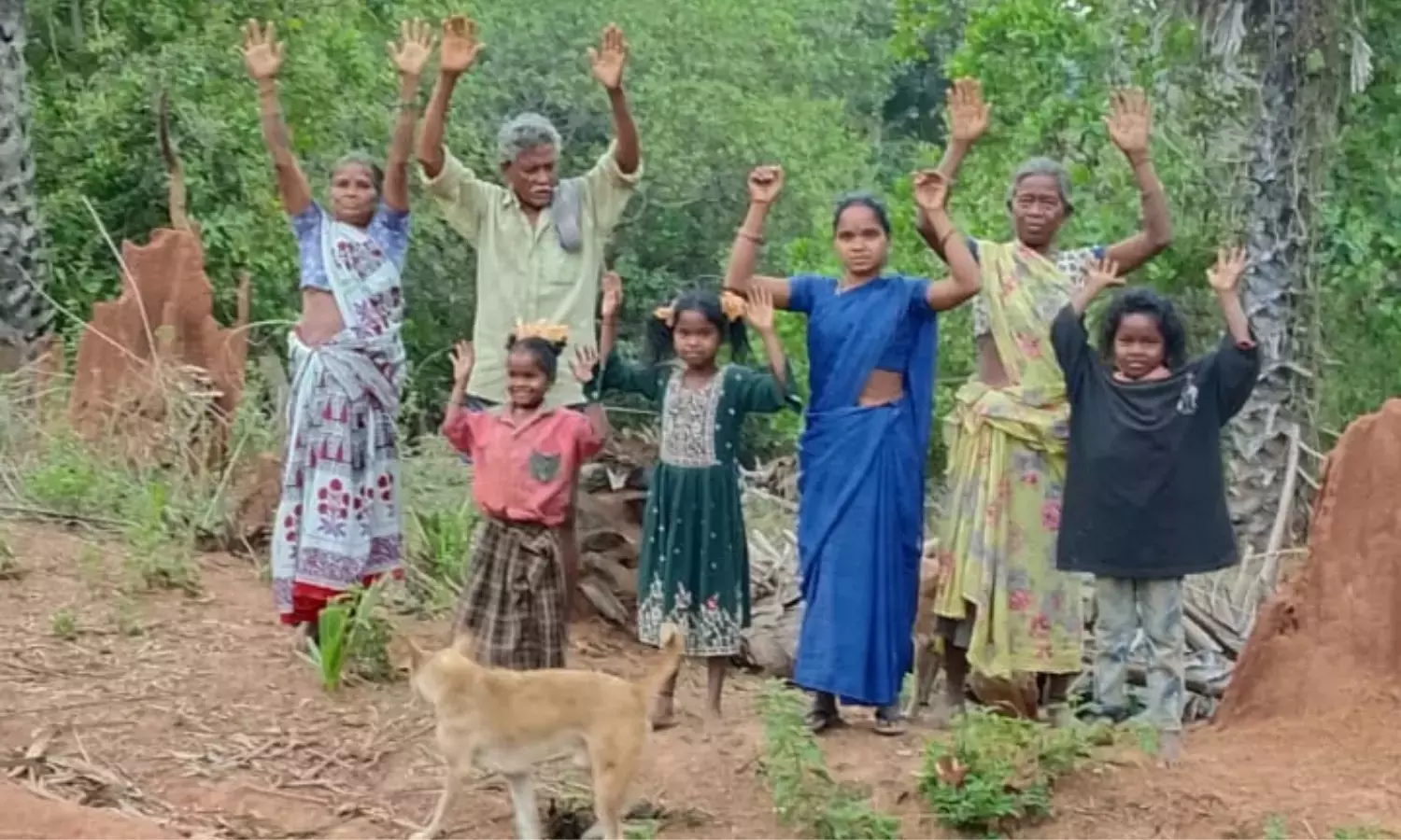 दसारी Thota-मेटापलेम सड़क निर्माण में देरी के खिलाफ आदिवासियों ने प्रदर्शन किया