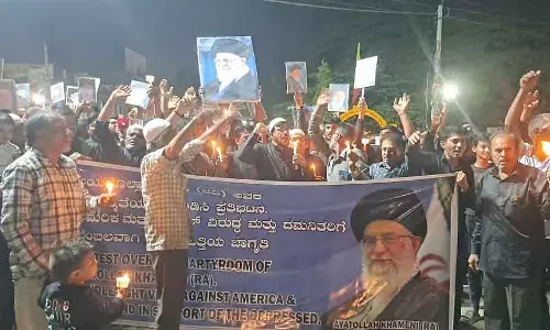 Doddaballapura : खामेनेई की हत्या की निंदा करते हुए मोमबत्ती जलाकर विरोध प्रदर्शन