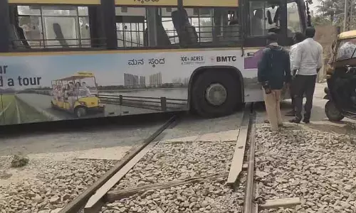 Anekal : BMTC बस रेलवे ट्रैक पर खराब हो गई Anekal : BMTC बस रेलवे ट्रैक पर खराब हो गई