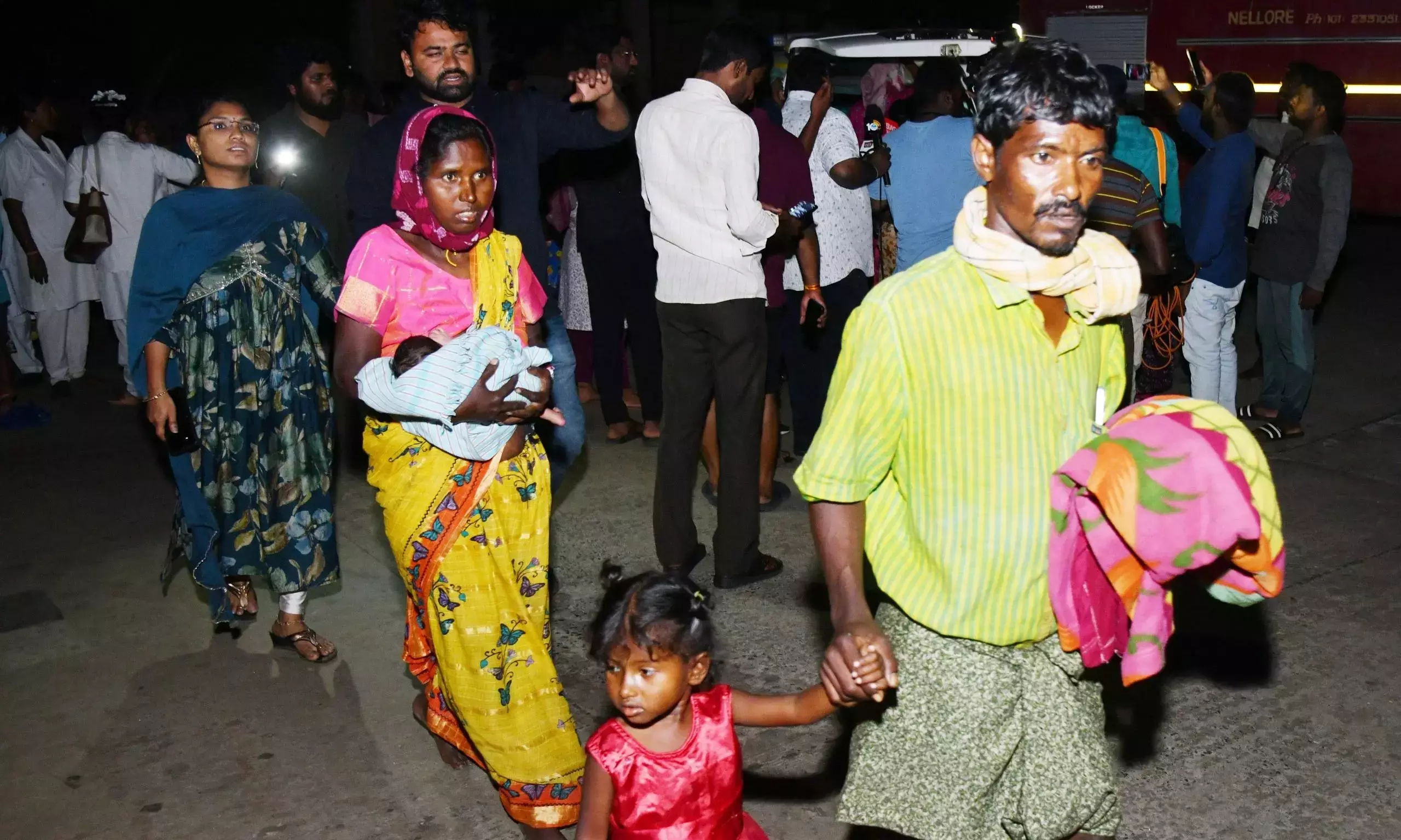 नेल्लोर GGH के बच्चों के वार्ड में आग लगने का डर मरीजों को सुरक्षित निकाला गया नेल्लोर GGH के बच्चों के वार्ड में आग लगने का डर मरीजों को सुरक्षित निकाला गया