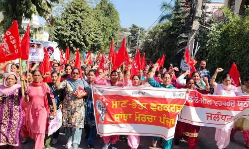 Asha और मिड-डे मील वर्कर्स ने जालंधर में मंत्री भगत के घर तक मार्च किया Asha और मिड-डे मील वर्कर्स ने जालंधर में मंत्री भगत के घर तक मार्च किया