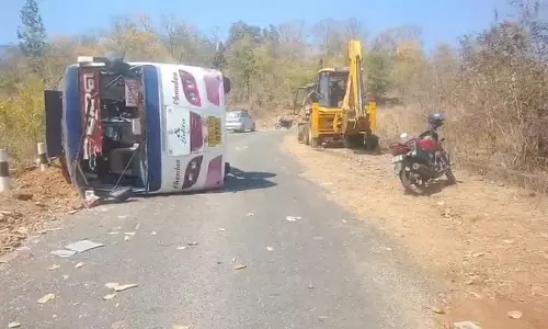 Odisha के देवगढ़ में जात्रा ग्रुप की बस पलटी; 20 कलाकार घायल Odisha के देवगढ़ में जात्रा ग्रुप की बस पलटी; 20 कलाकार घायल
