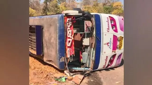 पूर्वी Odisha जात्रा पार्टी की बस देवगढ़ में पलटी, 20 से ज़्यादा घायल