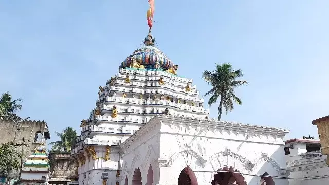 डोला पूर्णिमा पर Lunar Eclipse: अखंडलमनी मंदिर में 13 घंटे के लिए पूजा-पाठ रोक दिया गया डोला पूर्णिमा पर Lunar Eclipse: अखंडलमनी मंदिर में 13 घंटे के लिए पूजा-पाठ रोक दिया गया