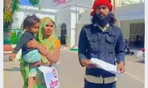 Jalaun: सरकारी दफ्तरों के चक्कर लगा रहा परिवार Jalaun: सरकारी दफ्तरों के चक्कर लगा रहा परिवार