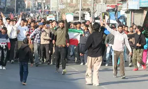 खामेनेई की हत्या के विरोध में Kashmir में प्रदर्शन, अमेरिका और इज़रायल के खिलाफ नारेबाजी