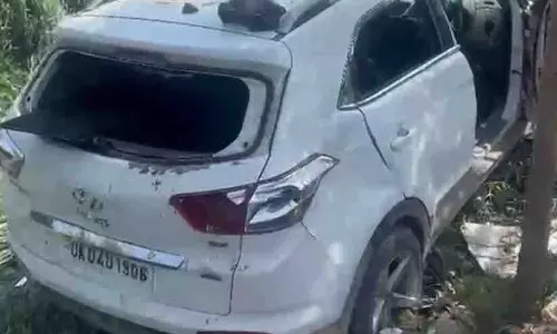 Rampur: बकरी चोरी कर भाग रहे बदमाशों की कार खाई में गिरी Rampur: बकरी चोरी कर भाग रहे बदमाशों की कार खाई में गिरी