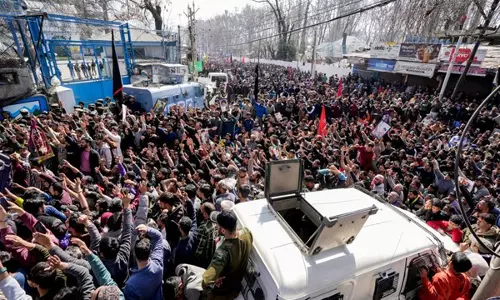 Srinagar: श्रीनगर में प्रदर्शन के बाद तनाव, सुरक्षा बलों ने किया बल प्रयोग Srinagar: श्रीनगर में प्रदर्शन के बाद तनाव, सुरक्षा बलों ने किया बल प्रयोग