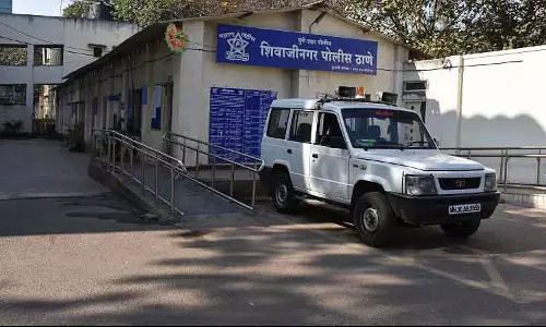 Pune : शिवाजीनगर में कोर्टरूम विवाद दो महिला वकीलों के बीच खूनी हाथापाई में बदल गया Pune : शिवाजीनगर में कोर्टरूम विवाद दो महिला वकीलों के बीच खूनी हाथापाई में बदल गया