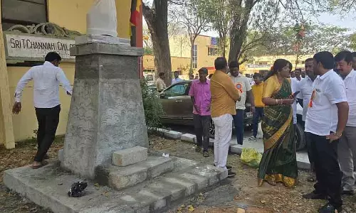 Kolar : थिएटर परिसर में टी. चन्नैया की मूर्ति लगाई गई Kolar : थिएटर परिसर में टी. चन्नैया की मूर्ति लगाई गई
