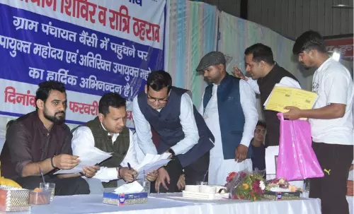 Haryana के रोहतक में समाधान शिविर की शिकायतों पर जनता से बात करने के लिए Haryana के रोहतक में समाधान शिविर की शिकायतों पर जनता से बात करने के लिए