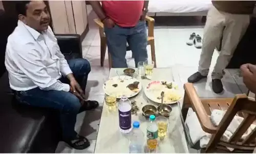होटल में शराब पार्टी कर रहे स्वास्थ्य विभाग के क्लर्क सहित 6 गिरफ्तार, ऐसे छापा पड़ा होटल में शराब पार्टी कर रहे स्वास्थ्य विभाग के क्लर्क सहित 6 गिरफ्तार, ऐसे छापा पड़ा