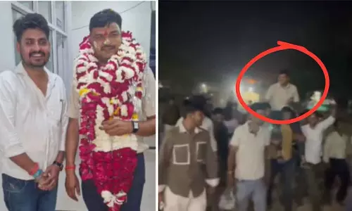 MP : मुरैना में TI ने कथित बाइक चोर के साथ जन्मदिन मनाया, केक काटा MP : मुरैना में TI ने कथित बाइक चोर के साथ जन्मदिन मनाया, केक काटा