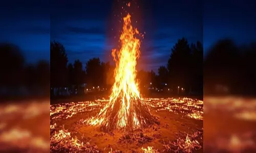 Holi: होली के रंगों में डूब जाता है ये पूरा गांव, लेकिन सदियों से नहीं जलती होलिका