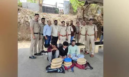 Kerala : अलुवा रेलवे स्टेशन से गांजा ज़ब्त किया गया Kerala : अलुवा रेलवे स्टेशन से गांजा ज़ब्त किया गया