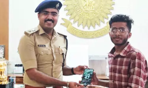 Kerala : पुलिस ने 30 दिनों में 25 लापता मोबाइल फोन ढूंढ निकाले Kerala : पुलिस ने 30 दिनों में 25 लापता मोबाइल फोन ढूंढ निकाले