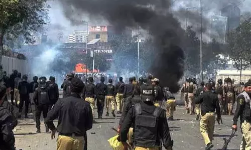 Pakistan में US कॉन्सुलेट के पास खामेनेई की मौत के विरोध में हिंसक प्रदर्शन, 10 की मौत Pakistan में US कॉन्सुलेट के पास खामेनेई की मौत के विरोध में हिंसक प्रदर्शन, 10 की मौत